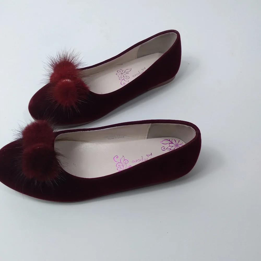 Nanette Le pore burgundy velvet size 4 girl's shoe